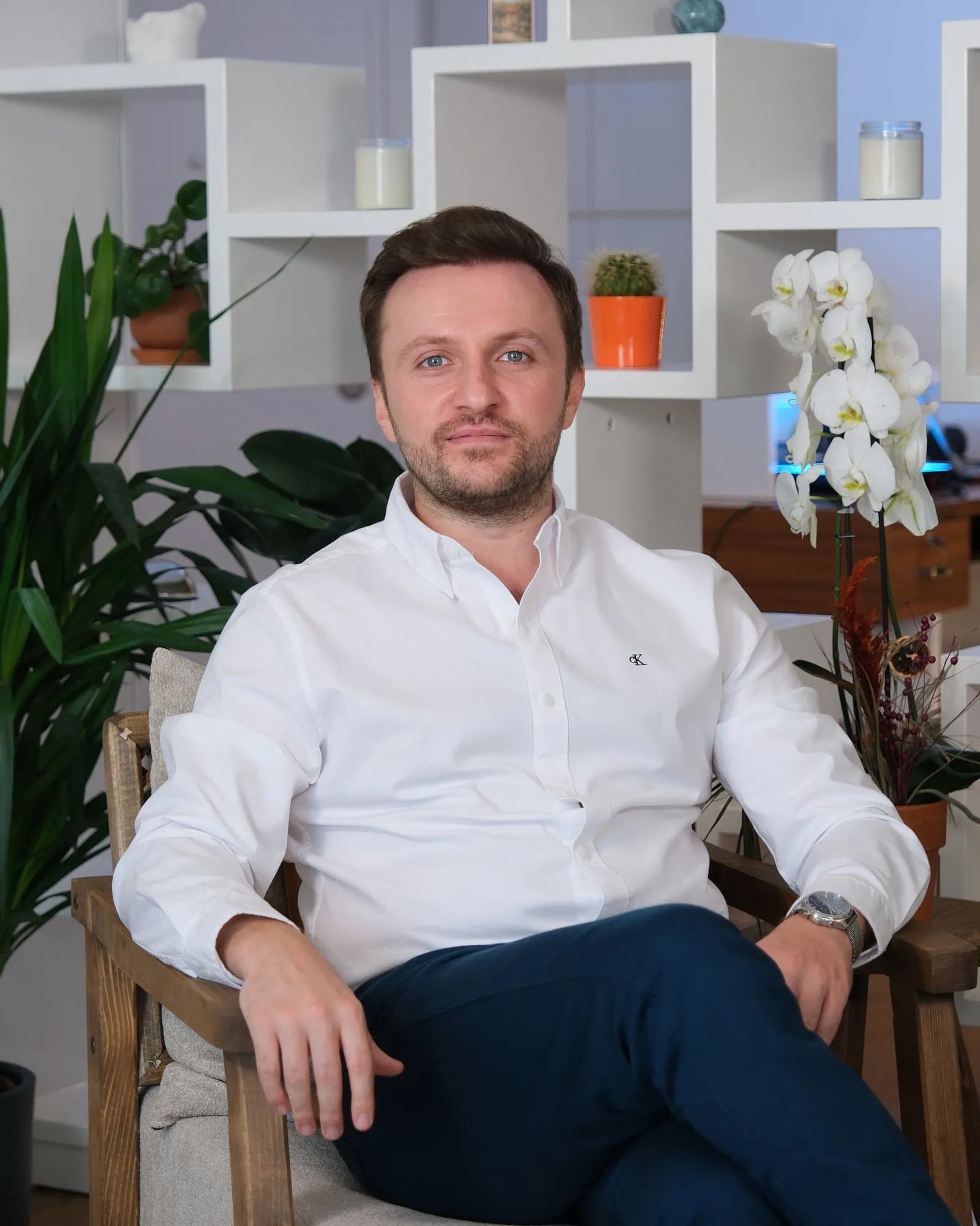 Dr. Rasim Dönmez, kliniğinin oturma alanında
